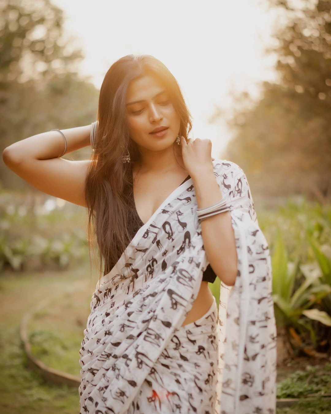 White Soft Linen Cotton Digital Print Lace Work Saree - Image 6