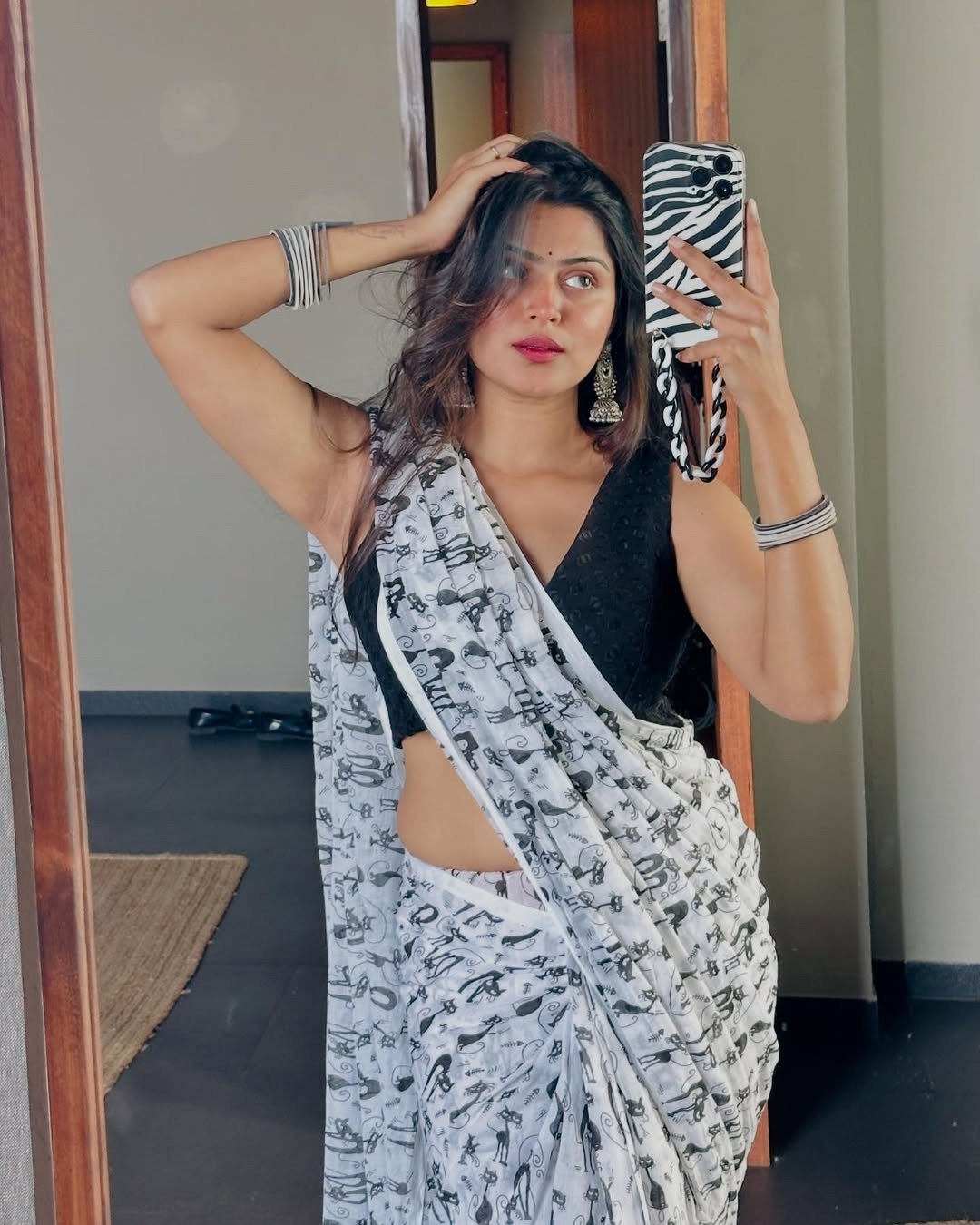 White Soft Linen Cotton Digital Print Lace Work Saree - Image 2