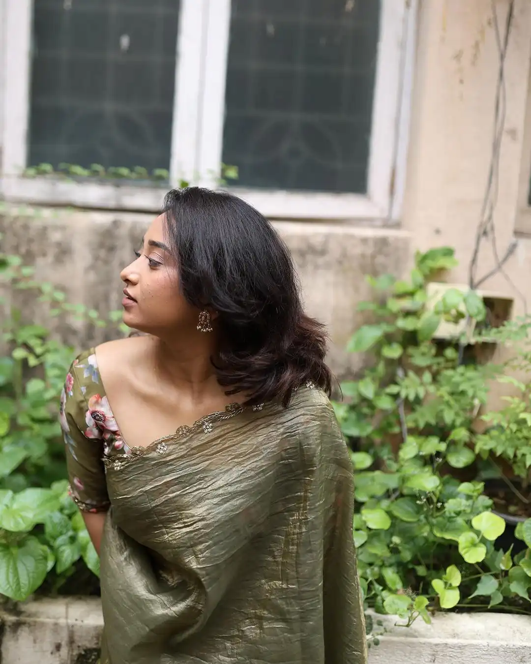 AC Gold Crush Mehendi Gold Crush with Lace Border & Lace Work Saree . Festive Deal ₹2599. Delivery 4-6 Working Days. Shop now. | Sarees, Bollywood Sarees, Creative Sarees, Designer Sarees, Embroidered Sarees, Ethnic Saree, Modern Digital sarees, Party Wear Sarees