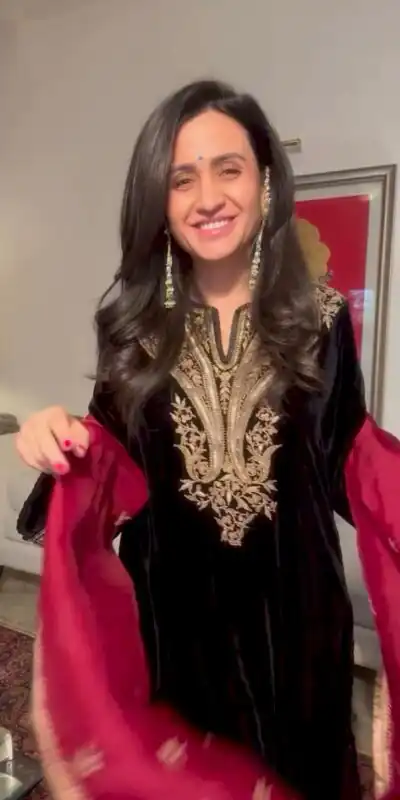 SRK 5216 Black in Viscose Velvet Embroidery Work & Lace Work Salwar Suit . Special Price ₹1899. Delivery 4-6 Working Days. Shop now. | Lehenga, Bollywood Lehenga, Creative Lehenga, Designer Lehenga, Embroidered Lehenga, Party Wear Lehenga