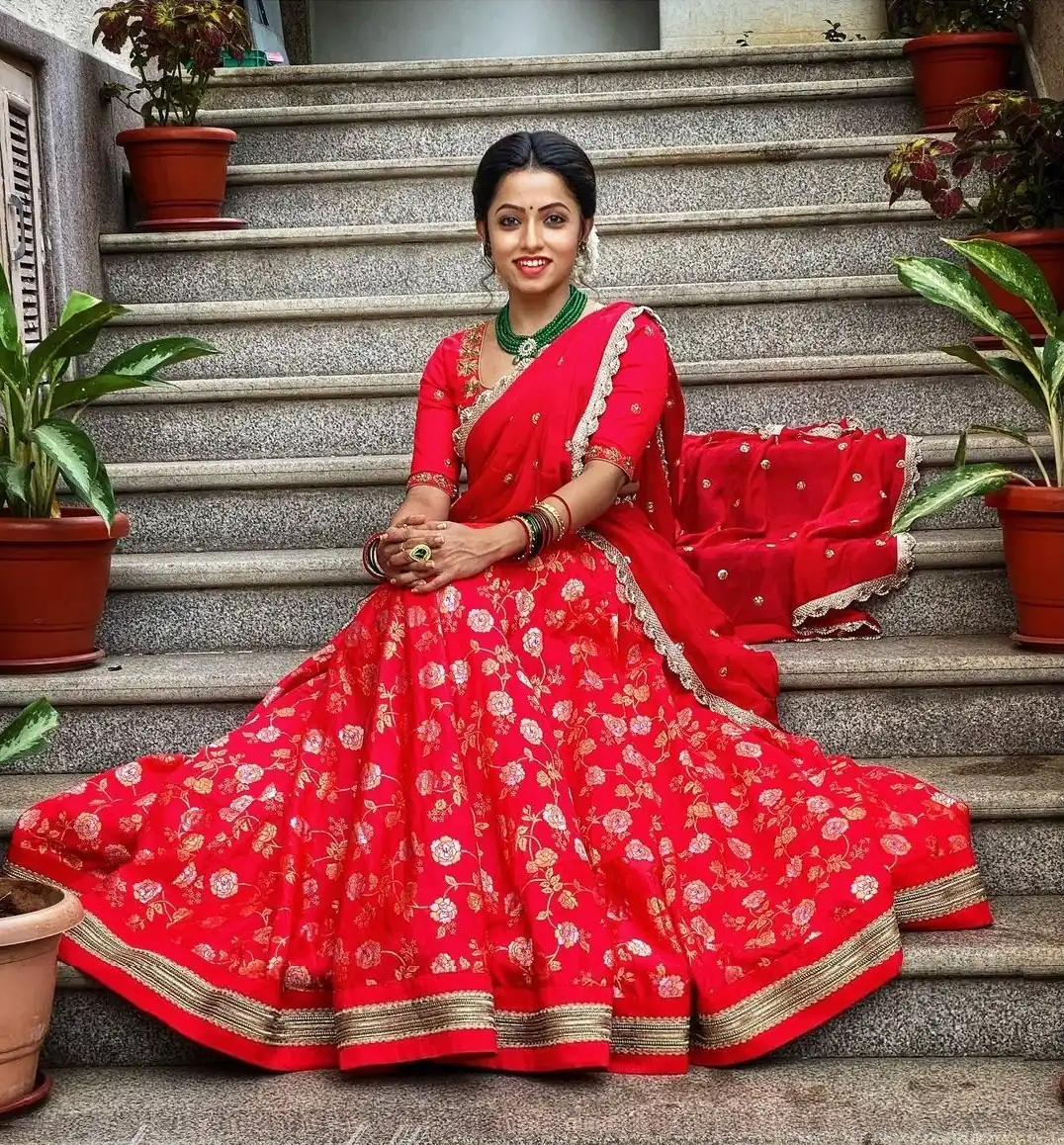 KT 165 Red Banarasi Jacquard Silk Lehenga Choli with Zari Work. Affordable Price ₹1974. Delivery 4-6 Working Days. Shop now. | Lehenga, Bollywood Lehenga, Creative Lehenga, Designer Lehenga, Embroidered Lehenga, Party Wear Lehenga