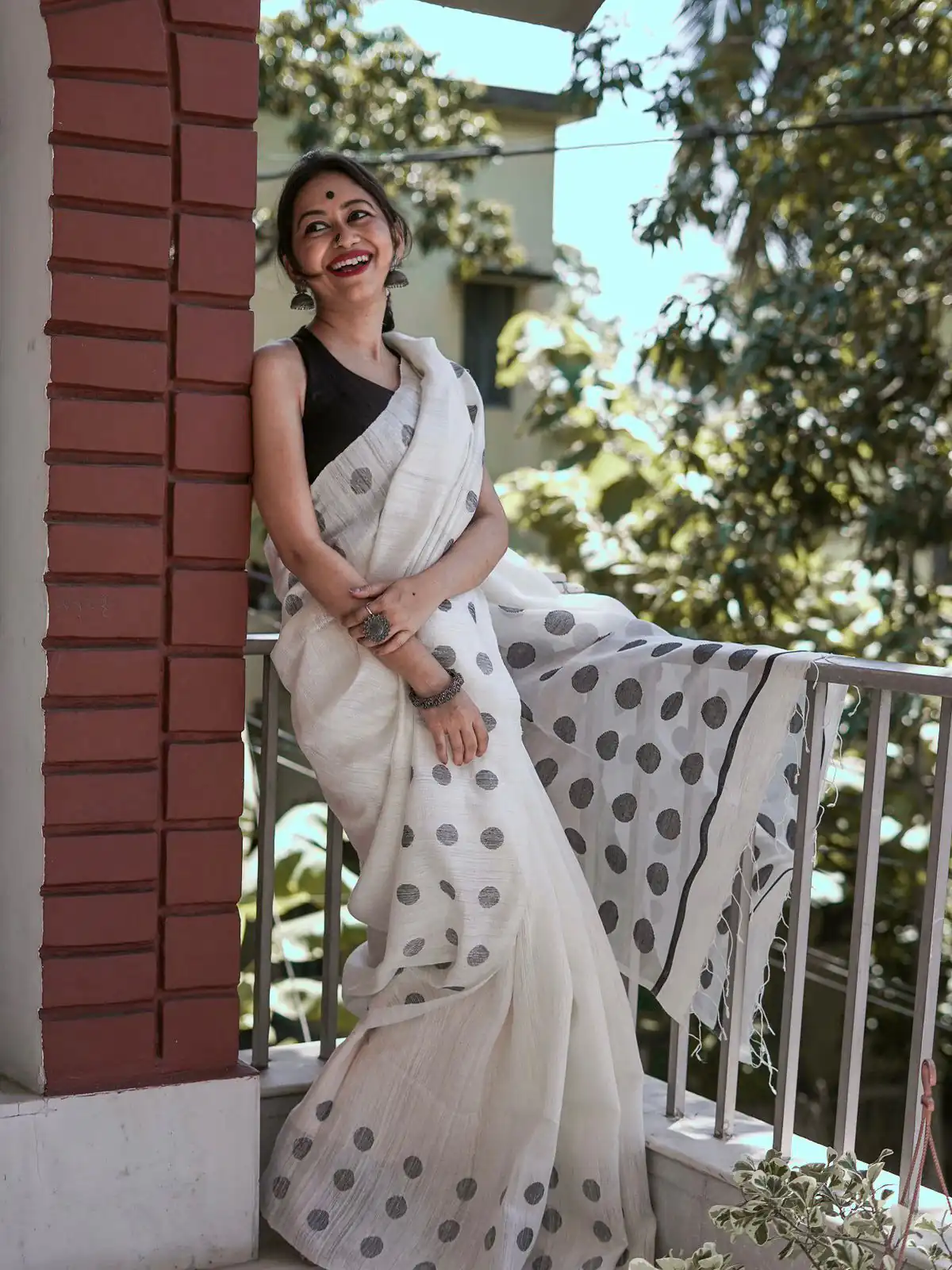 White Soft Lilan Weaving Work Saree - Image 6