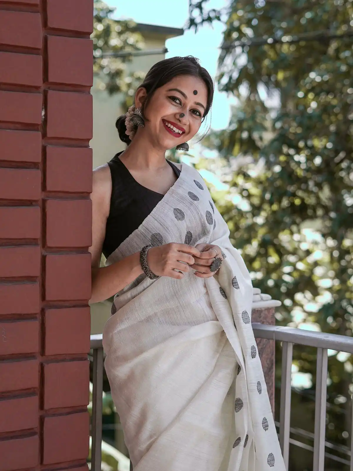 White Soft Lilan Weaving Work Saree - Image 2